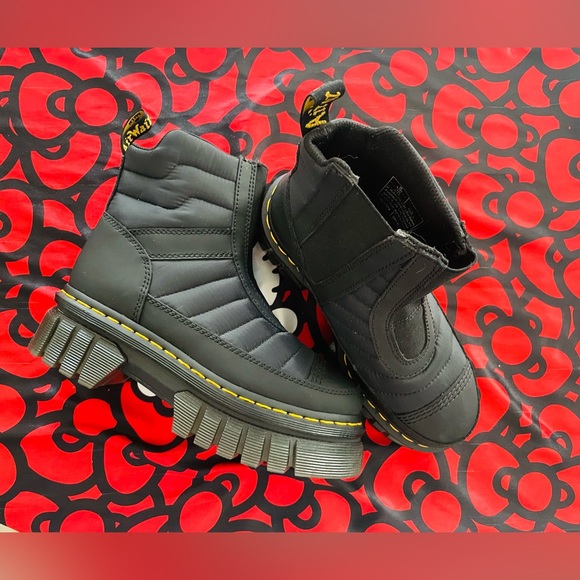 NWOT Doc Marten Platform Boots - Picture 2 of 5